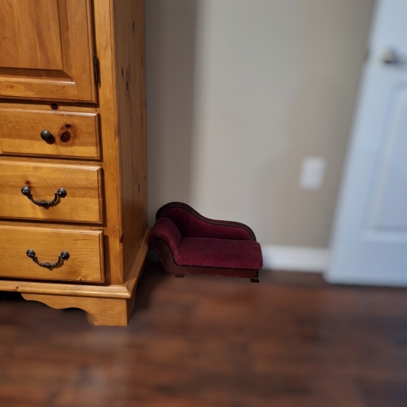 MINI Elegant Burgundy Chaise Lounge - Picture 3 of 3
